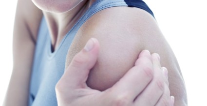 Лечить травму нужно обеспечением покоя ушибленному плечу