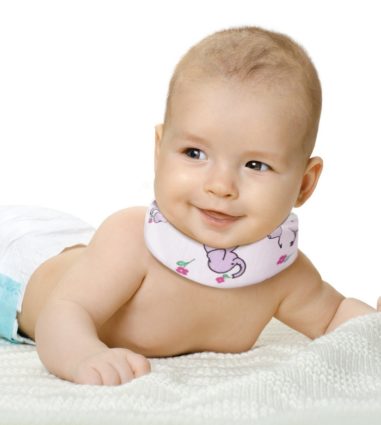 Длительность фиксации шеи ребенка составляет от месяца до полугода