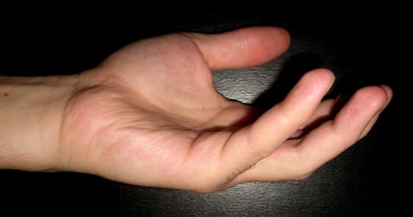 Травма пальца приносит дискомфорт и боль