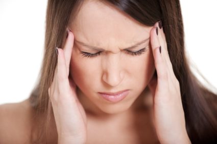 Синдром проявляется наличием боли в голове