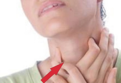 При травме гортани,чаще всего происходит вывих и перелом хрящей гортани