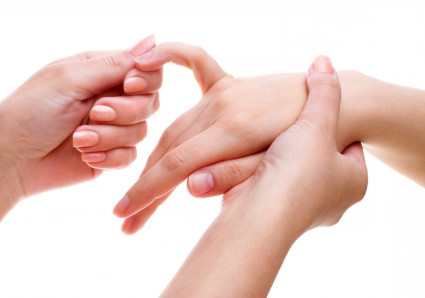Массировать руку при переломе кисти начинают как можно дальше от места травмы