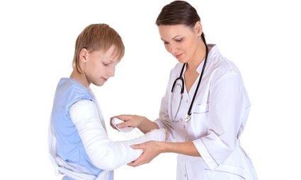 Используя домашние средства для лечения растяжений, особенно у ребенка, необходимо учитывать имеющиеся противопоказания