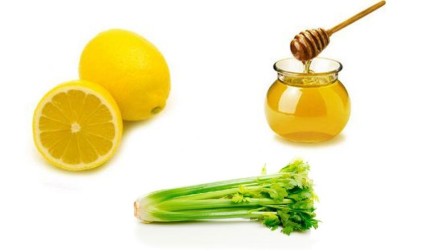 Измельчаем лимон и сельдерей, а затем добавляем мёд