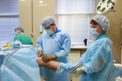 Во время артроскопии хирург выполняет сшивание специальным швом