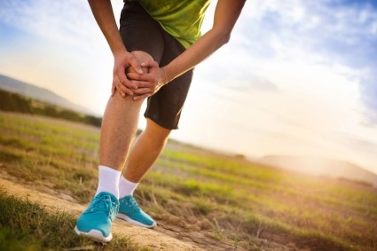 Поражаются передние или передне-внутренние отделы коленного сустава