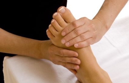 При подагре страдают суставы ног и рук
