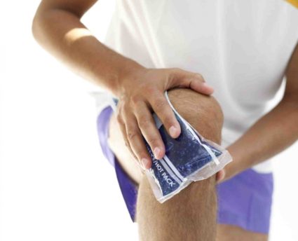 Первая помощь при травме колена:обездвижить коленный сустав