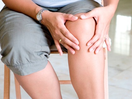 Нередко при первой стадии болезни можно наблюдать слабость в мышцах пораженного колена