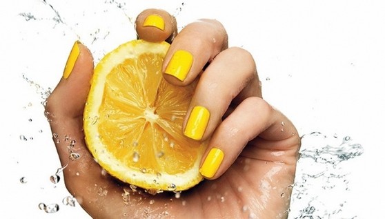 В руке лимон