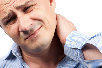 Первые симптомы характеризуются переменной болью при резких движениях шеей