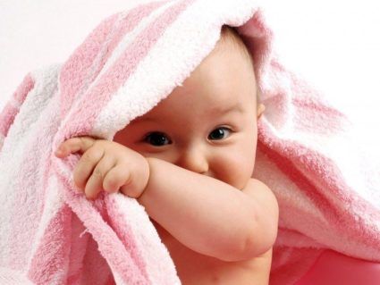 Малыш под полотенцем