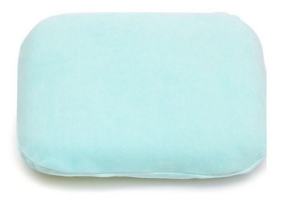 Классическая детская подушка предназначена для малышей, которые научились держать голову