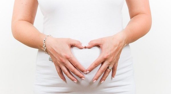 Женщинам стоит запомнить, что под понятие нормы подпадает лишь несильная тянущая поясничная боль в самом начале беременности.