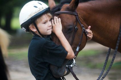 Мальчик ДЦП и лошадь
