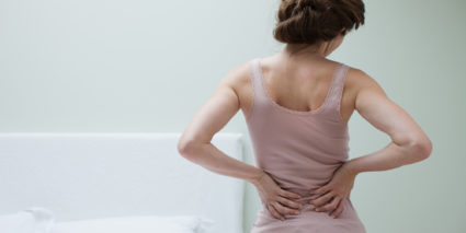 Большинство людей в возрасте от 25 до 55 лет мучается от приступов боли в спине