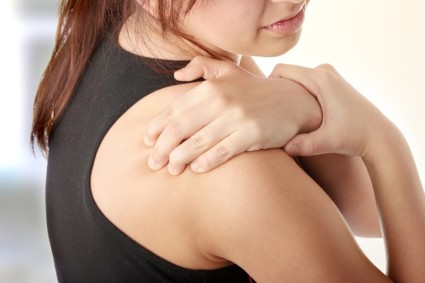 Первые симптомы хондроза – наличие хруста и дискомфорта в плечевом суставе