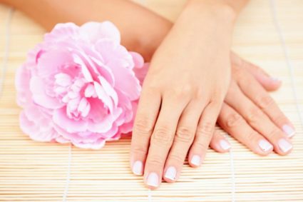 Теплые ванночки для пальцев рук можно делать как дополнительный метод в лечении артрита пальцев