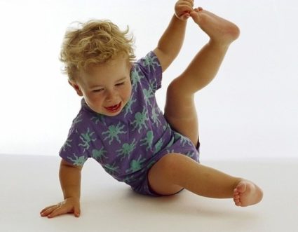 У ребенка боли в суставах ног могут возникнуть по множеству причин