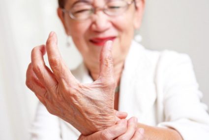 Артрит пальцев рук у женщины