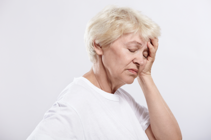 Шейный остеохондроз сопровождают такие симптомы, как головная боль и головокружение