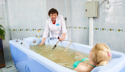В санаториях прием ванн под наблюдением врачей
