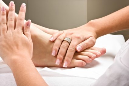 Массаж рук и ног поможет восстановить кровоток