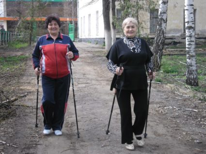 Техника ходьбы с палками является одной из самых подходящих видов движения для пожилых людей