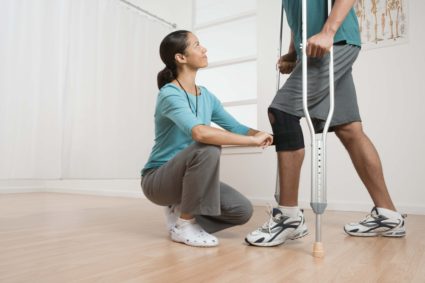 Реабилитация после операции на коленном суставе: этапы проведения