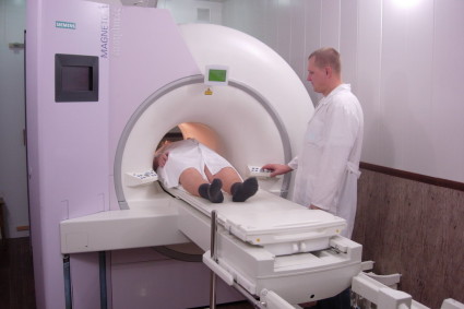 Чтобы сделать обследование человека помещают в кольцевую часть томографа