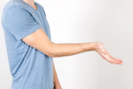 Суставы рук в локтях могут болеть из-за ряда причин