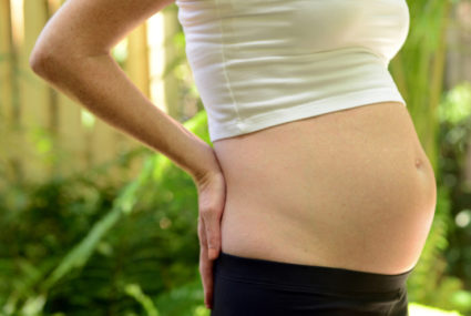 Боль в зоне поясницы – вполне нормальное явление во время беременности