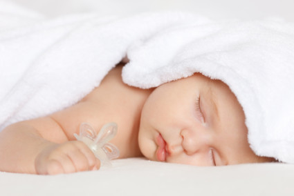 После этого важно закутать в тёплый плед и уложить ребенка спать