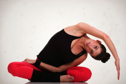 Наклоны и движения со скручиванием помогут укрепить косые мышцы спины