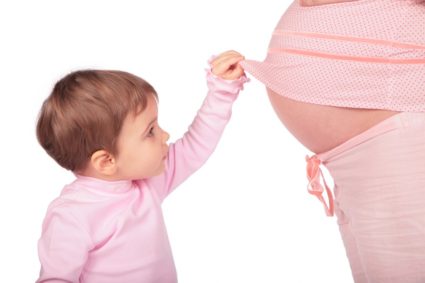 Ощущение дискомфорта под ребрами могут возникать в период беременности
