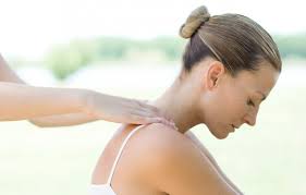 Назначается расслабляющий массаж для лица, волосистой части головы, воротниковой области, шеи