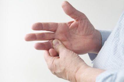 Снижении чувствительности в области пальцев  наблюдаться лишь в случае выраженного поражения